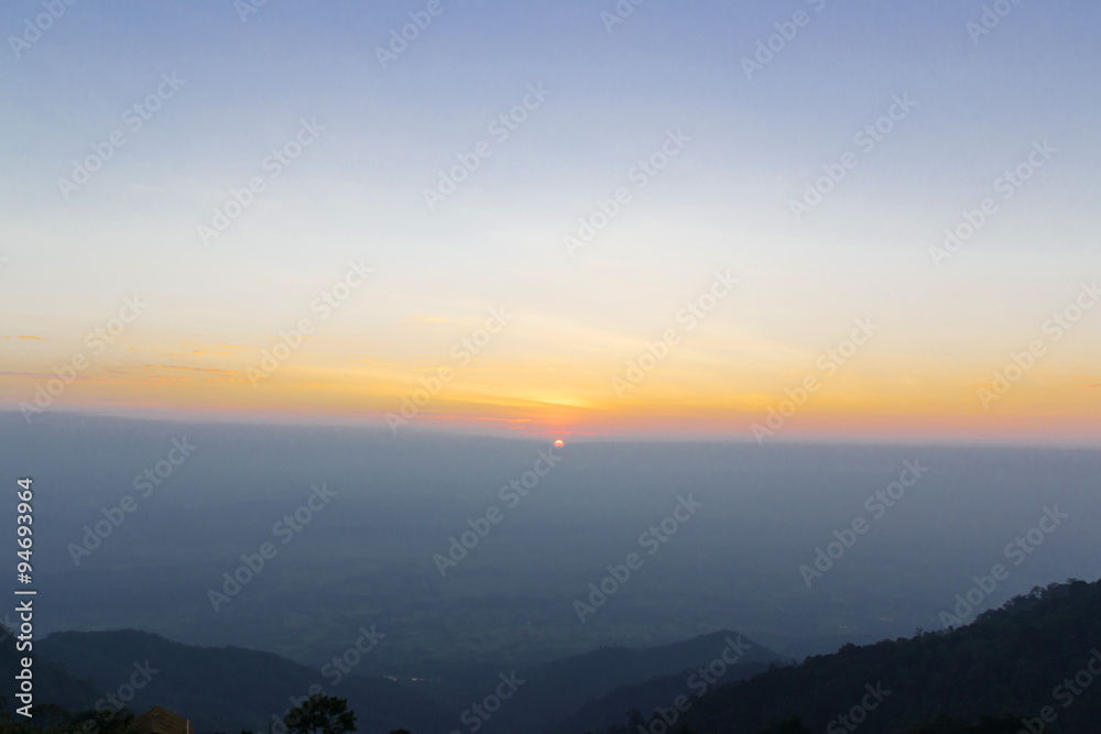 Obraz premium The sun rises in the east 