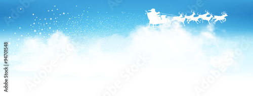 Weihnachtsmann mit Rentierschlitten über den Wolken - Mit azurblauem Himmel und Schweif aus Sternen - Abstrakte Weihnachtskarte, Grußkarte, Flyer - Blaue Hintergrund Vorlage