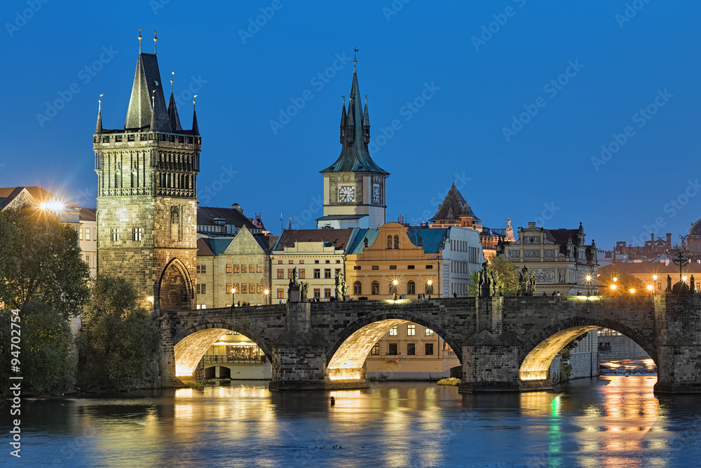Naklejka premium Wieczorny widok na Most Karola w Pradze, Czechy, z Wieżą Mostową Staromiejską i Wieżą Wodną Starego Miasta