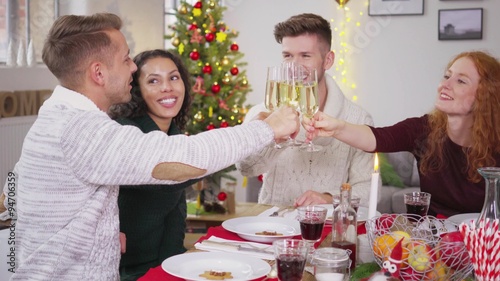 freunde feiern zusammen weihnachten und stoßen mit sekt an