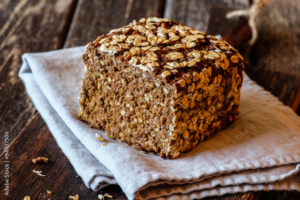 Roggenvollkornbrot auf Leinentuch Roggenvollkornbrot auf Leinentuch