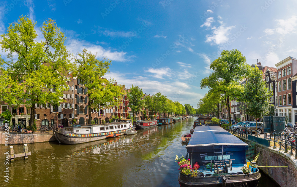 Obraz premium Canal and bridge in Amsterdam