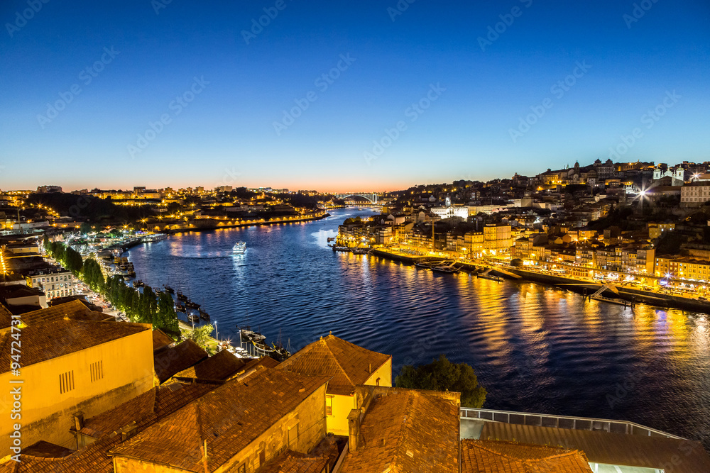 Obraz premium Porto in Portugal at night