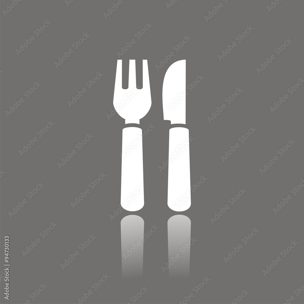 Fototapeta premium Cuchillo y tenedor claros sobre fondo negro elegante