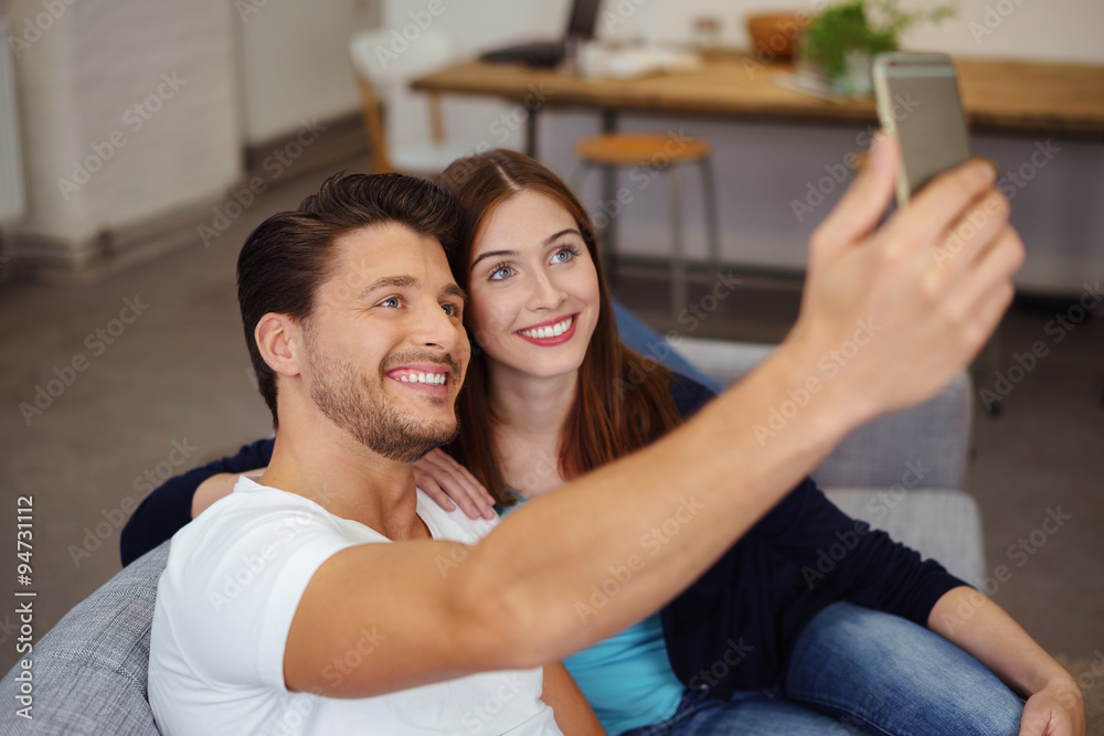 paar sfotografiert sich selbst mit dem handy paar sfotografiert sich selbst mit dem handy