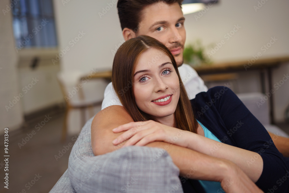 glückliches paar entspannt zu hause auf dem sofa glückliches paar entspannt zu hause auf dem sofa