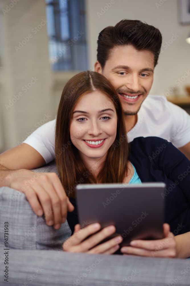 paar schaut am abend gemeinsam auf tablet-pc paar schaut am abend gemeinsam auf tablet-pc