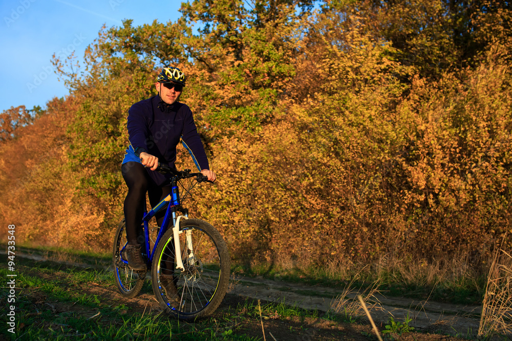 Obraz premium Cyclist Riding the Bike