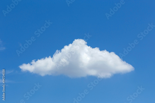Fotografie single cloud on clear blue sky background