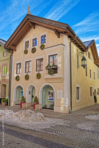 Fototapeta Naklejka Na Ścianę i Meble -  Garmisch-Partenkirchen buildings decorated for Christmas