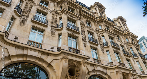 Façade d'un immeuble parisien sur les Champs-Élysées, la plus belle avenue du monde à Paris en France photo