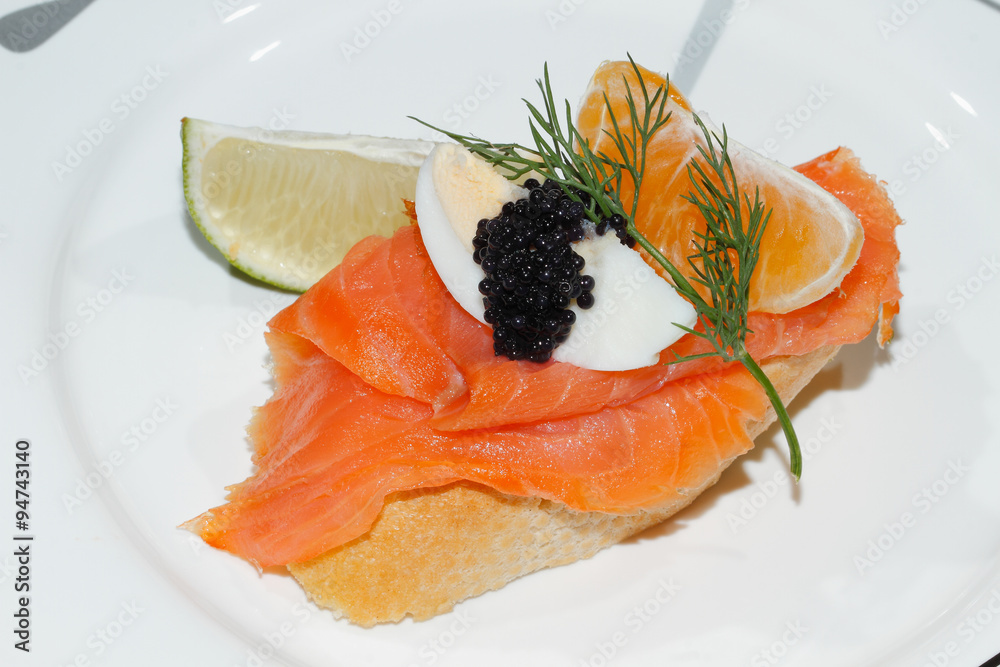 Baguette, geräuchertes Lachsfilet, Salat, Gemüse