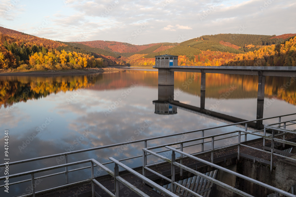 Obraz premium drinking water dam in autumn