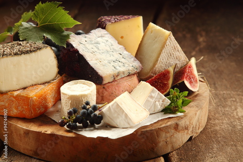 Canvas Print Delicious gourmet cheese platter