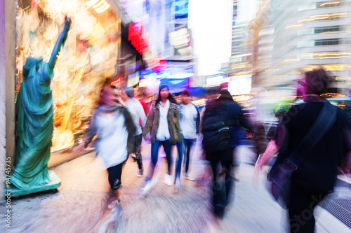 Bild mit kreativer Bewegungsunschärfe von Menschen unterwegs auf den Straßen von Manhattan, NYC