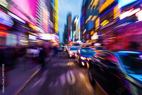 nächtlicher Straßenverkehr in Manhattan mit kreativem Zoomeffekt