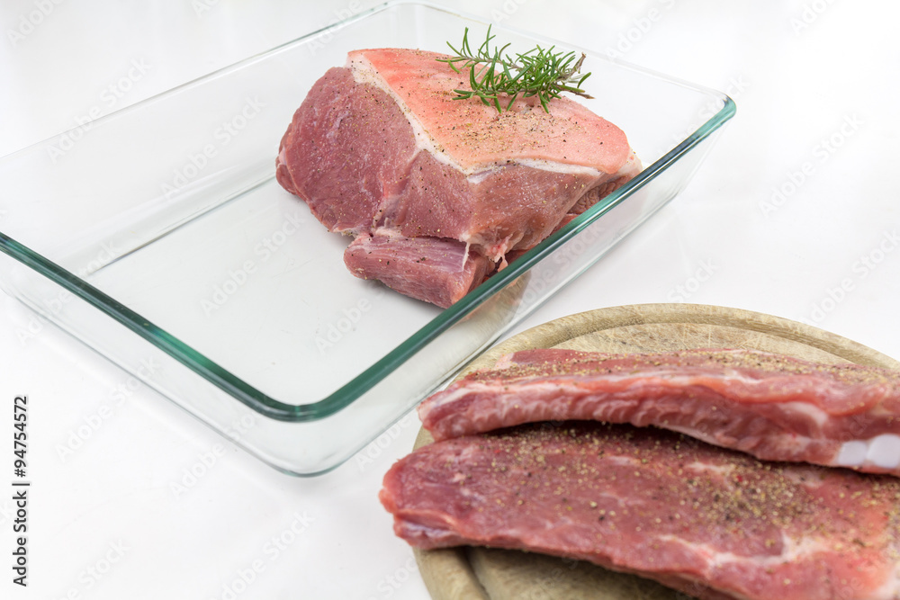 Rohes Schweinefleisch und Schälrippchen für eine gute Soße - das wird ...