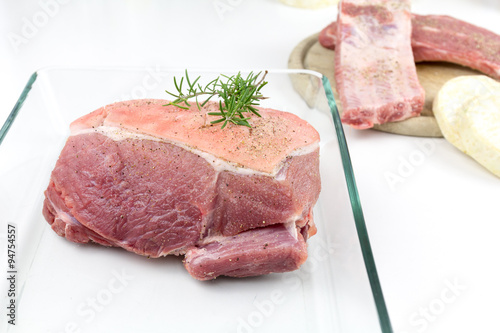 Rohes Schweinefleisch am Stück - der Schweinebraten mit Kruste