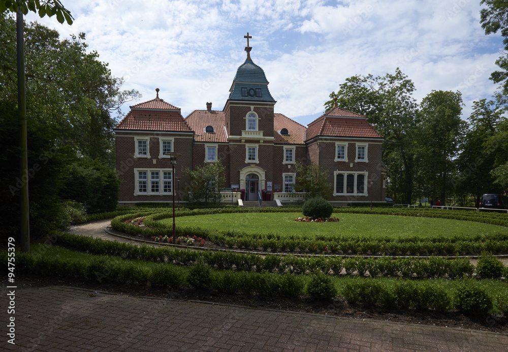 Fototapeta premium Neuharlingersiel mit Hafen, Strand und historischen Ortskern, Os