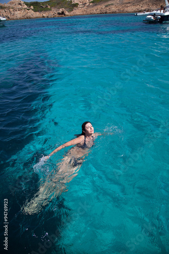 Donna che nuota nel mare blu