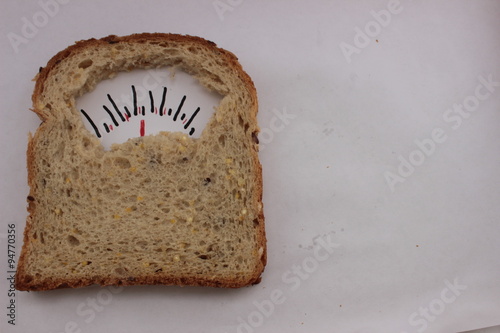 Foto Wholesome slice of bread as weighing scale