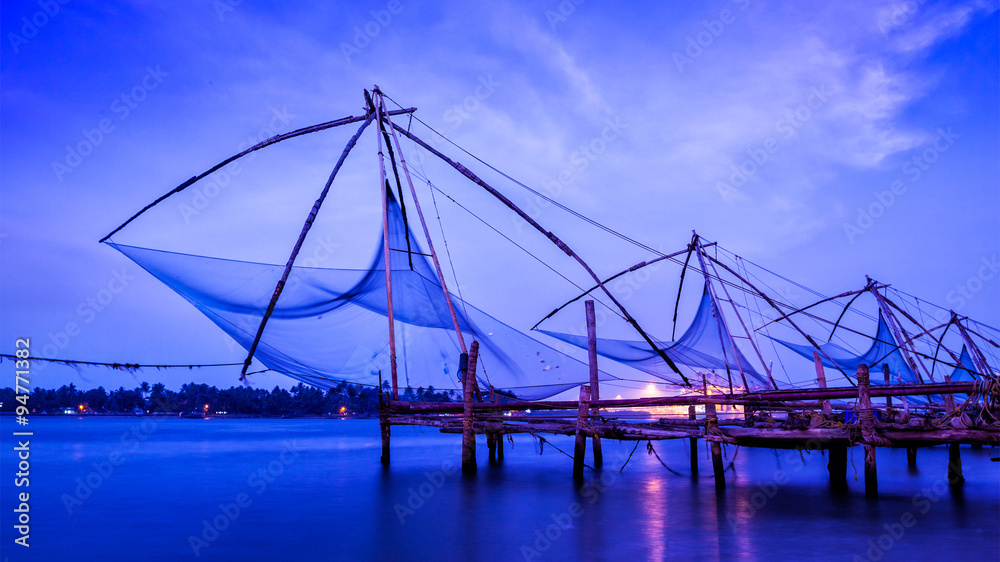 Obraz premium Chinese fishnets on sunset. Kochi, Kerala, India