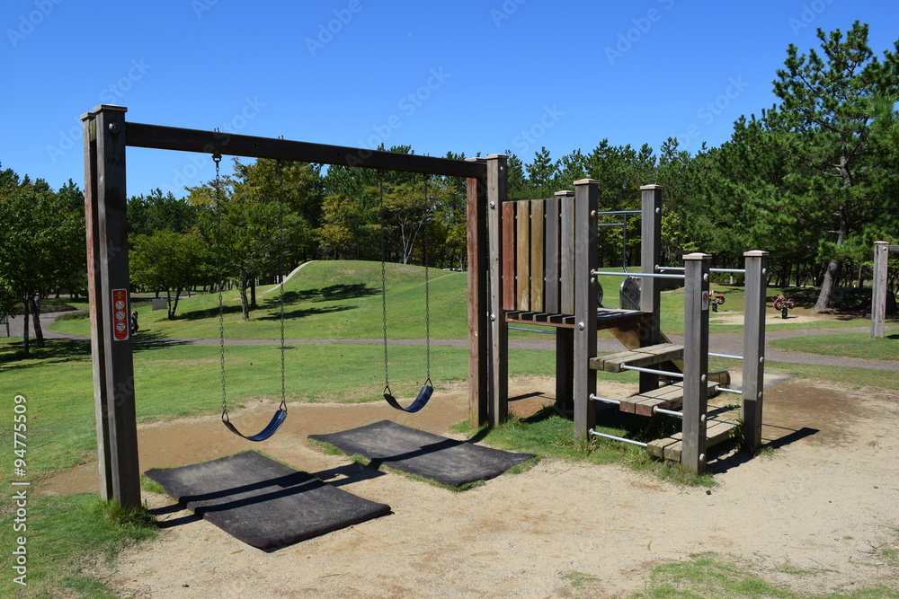 木製の遊具/山形県庄内地方の運動公園で、木製の遊具を撮影した写真です。 木製の遊具/山形県庄内地方の運動公園で、木製の遊具を撮影した写真です。
