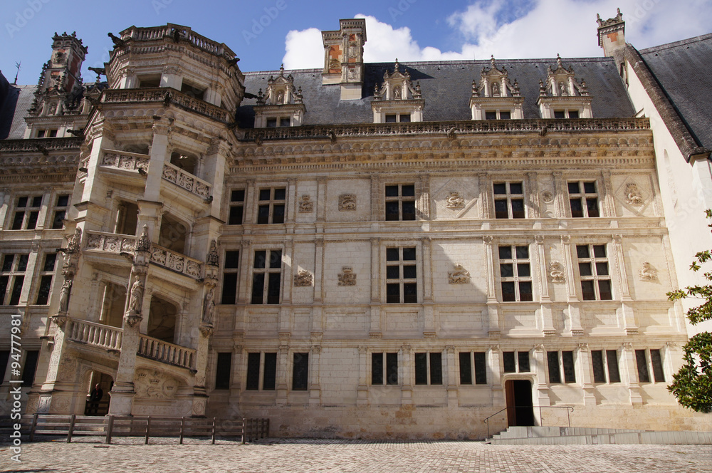 Château Royal de Blois - façade avec escalier extérieur