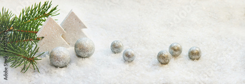Christmas background, Schnee, Tannenzweig, Kugeln, Weihnachtsbäume, Banner, Header, Headline, Copyspace, hochauflösendes Panorama