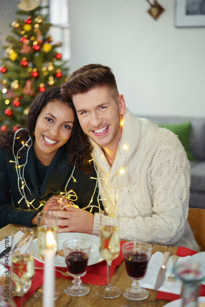 lachendes paar hat spaß beim weihnachtsessen lachendes paar hat spaß beim weihnachtsessen