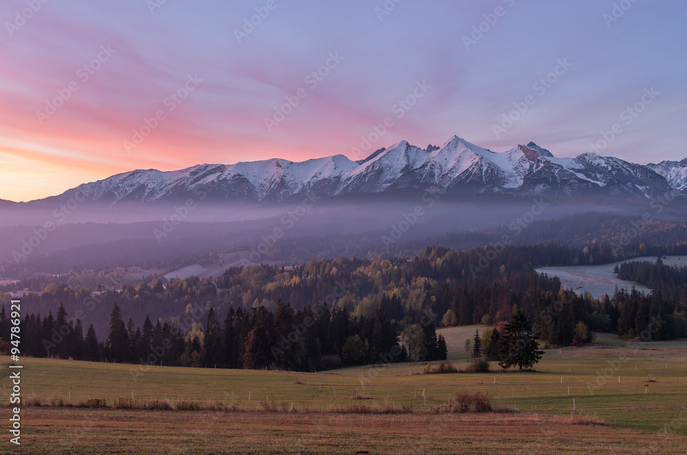 Naklejka premium Morning panorama of Tatra Mountains in autumn, Poland
