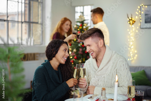weihnachtsfeier mit glücklichen gästen zu hause