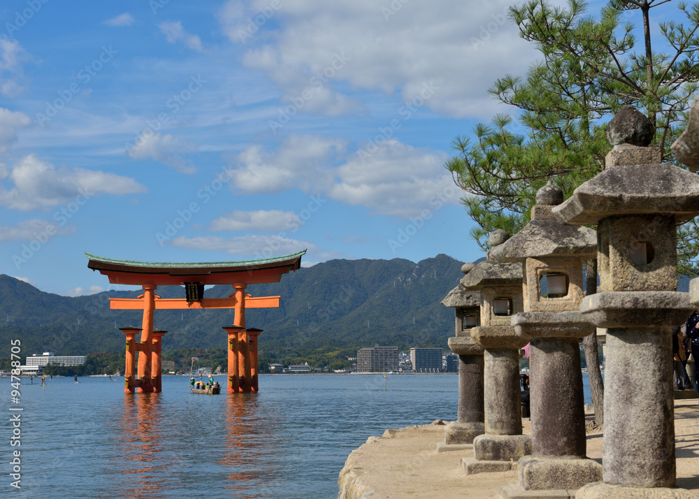 宮島の大鳥居と石灯籠