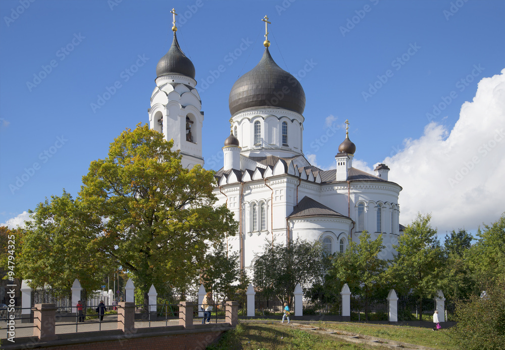 Вид на собор святого Архангела Михаила солнечным сентябрьским днем. Ломоносов
