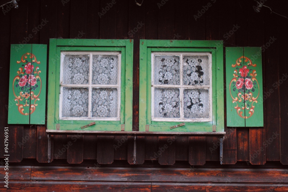 Fenster mit Bauernmalerei