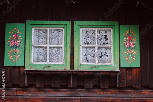 Obraz na płótnie Fenster mit Bauernmalerei w salonie