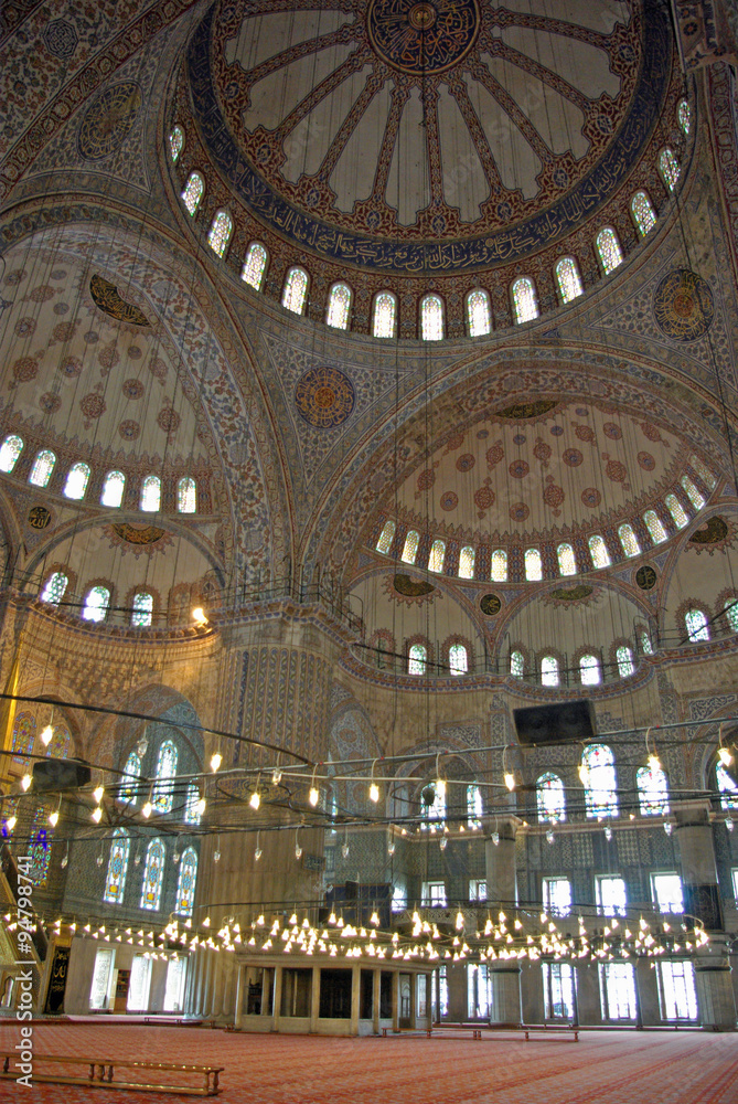 Istanbul, vue intérieure des coupoles de la mosquée Bleue, Turquie