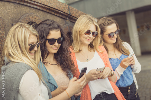 Vier junge Frauen mit Smartphones © DDRockstar