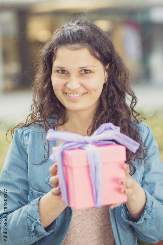 Fototapeta premium Junge Frau mit Geschenkbox