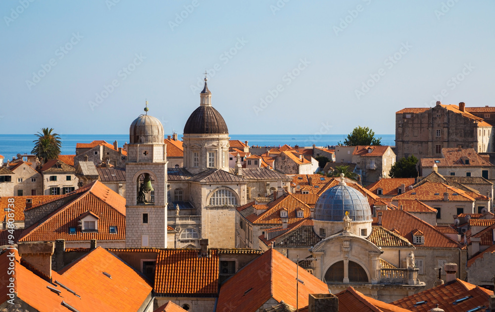 Fototapeta premium Distant building inside the old town of Dubrovnik