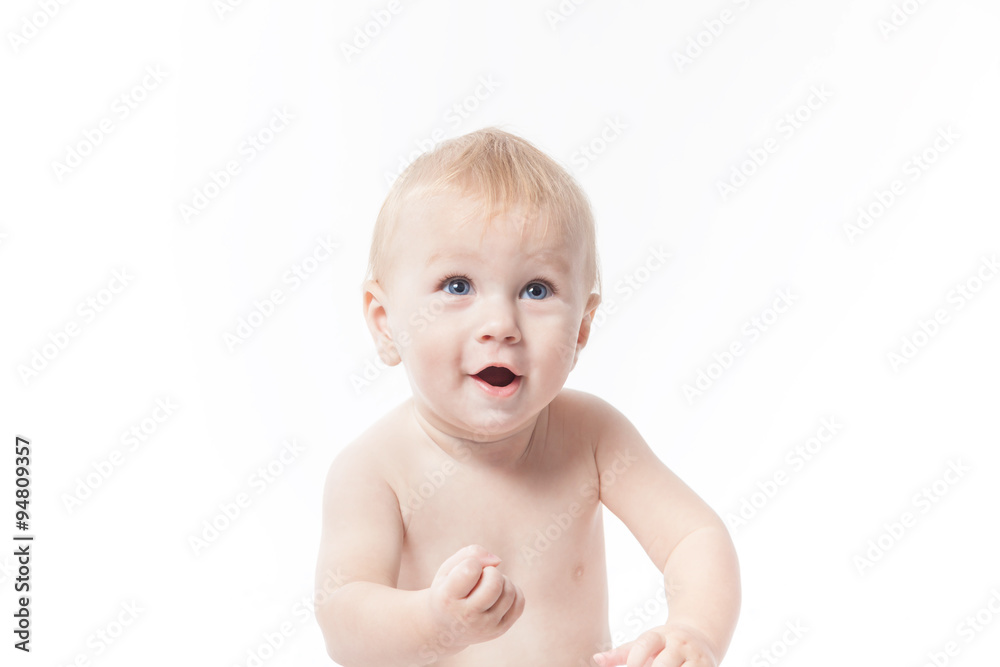 Blondes Baby ballt seine Faust und lacht Blondes Baby ballt seine Faust und lacht