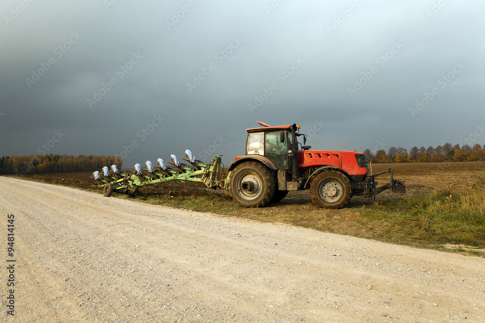 Obraz premium plowed agricultural field 