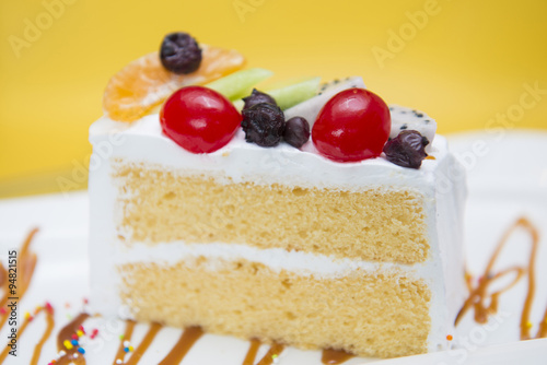 vanilla cake with fresh fruit
