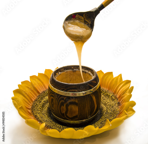 Fototapeta мёд в бочонке с деревянной ложкой