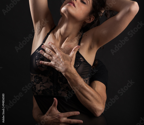 Mani sul corpo di donna