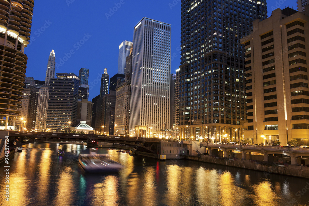 Fototapeta premium Wzdłuż rzeki Chicago