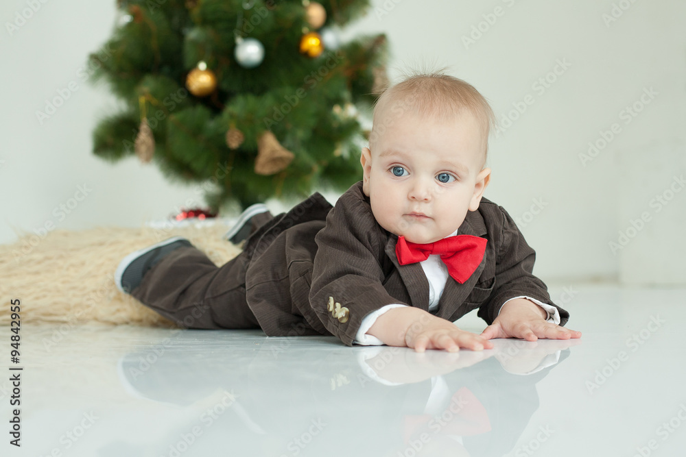 Naklejka premium Small boy plays in white studio