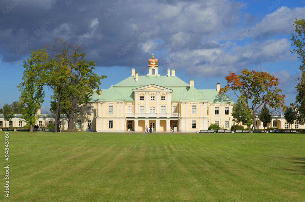 Центральный корпус Большого Меншиковского дворца сентябрьским днем. Ораниенбаум