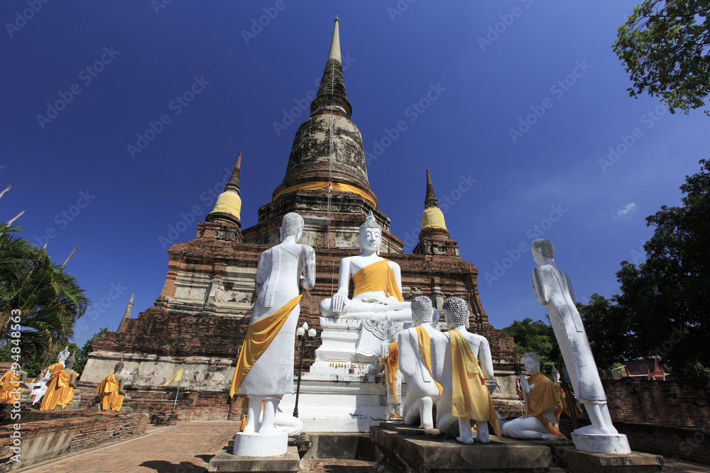 Fototapeta premium タイ、アユタヤの遺跡ワット・ヤイ・チャイ・モンコン