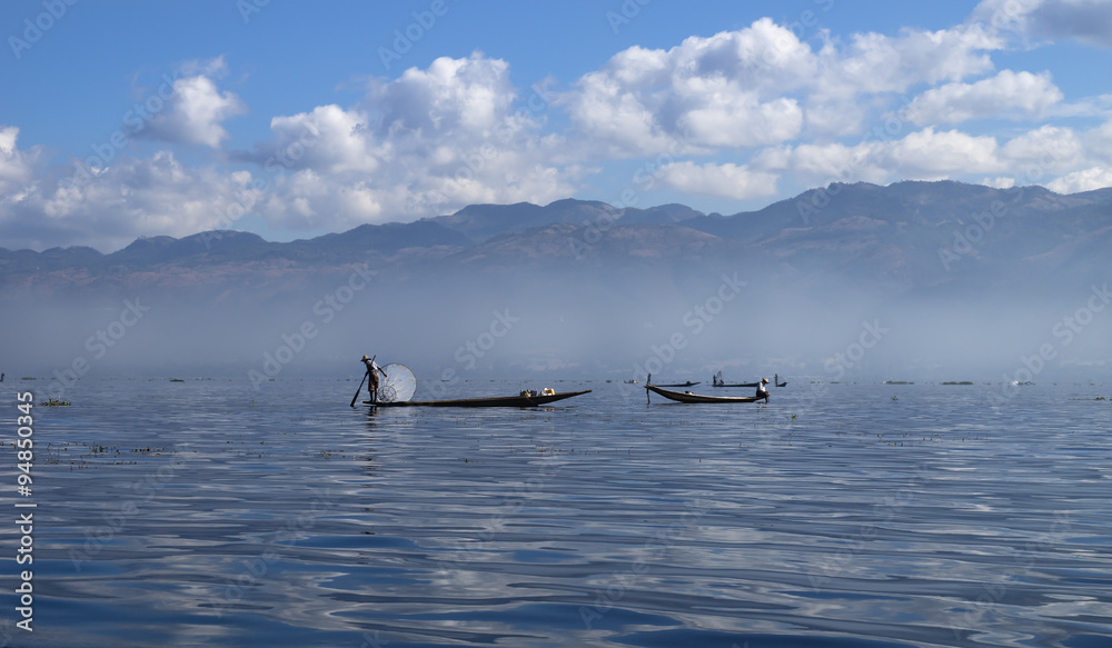 Naklejka premium Fisher at inle lake with mountain range, Myanmar